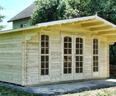 Drevený záhradný domček MARBELLA – šikmý bočný pohľad pri živom plote