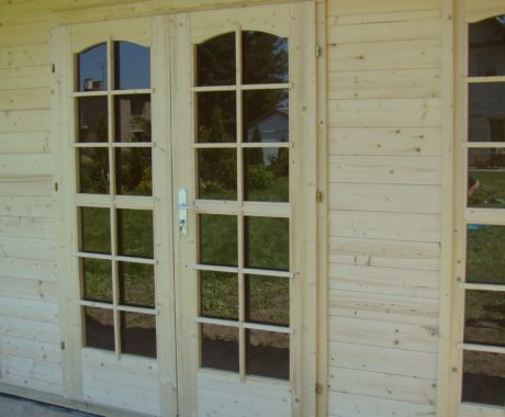 Drevený záhradný domček MARBELLA – detail presklených dverí a okien