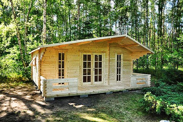 Drevený záhradný domček SANTIAGO – čelný pohľad v lese