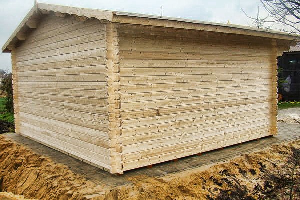 Drevený záhradný domček SOPHIA – rohový pohľad počas výstavby
