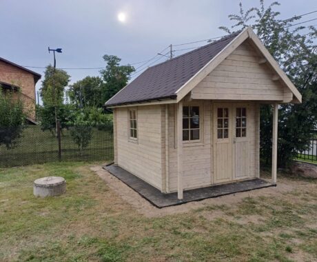 Drevený záhradný domček BUNKIE – domček z prírodného dreva pri plote