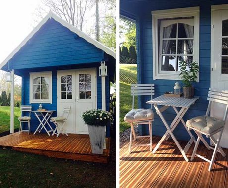 Drevený záhradný domček BUNKIE – modrý domček s bielym posedením na terase