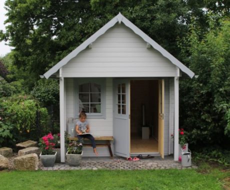 Drevený záhradný domček BUNKIE – sivý domček s otvorenými dverami