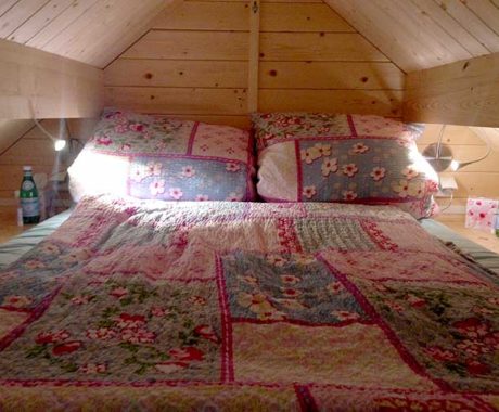 Drevený záhradný domček BUNKIE – posteľ v podkroví pod šikmou strechou