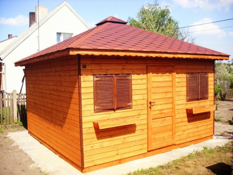 Drevený záhradný domček GERLACH – medový náter s truhlíkmi pod oknami