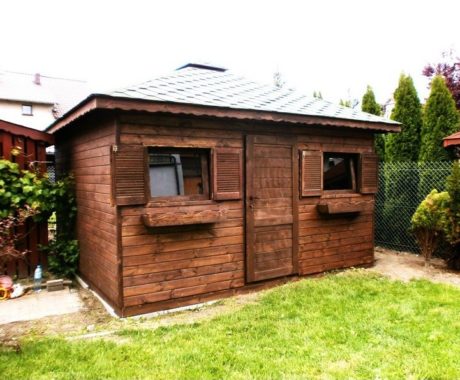 Drevený záhradný domček GERLACH – tmavohnedý domček na trávniku pri plote