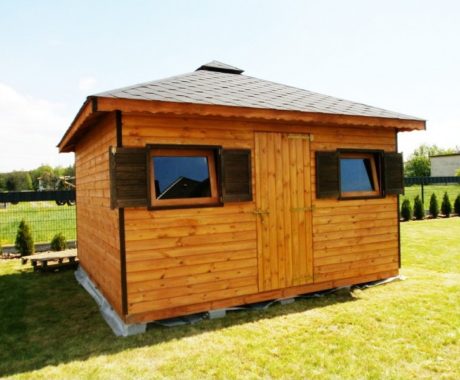 Drevený záhradný domček GERLACH – svetlé drevo a tmavá strecha, slnečný deň