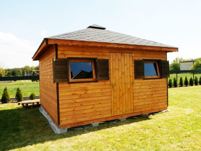 Drevený záhradný domček GERLACH – svetlé drevo a tmavá strecha, slnečný deň