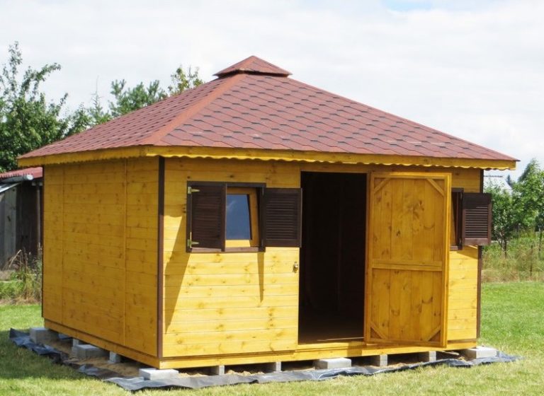 Drevený záhradný domček GERLACH – otvorené dvojkrídlové dvere, žltý náter