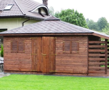 Drevený záhradný domček GERLACH – tmavý domček s bočným prístreškom na drevo
