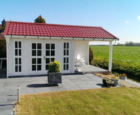 Drevený záhradný domček GRANADA – biely náter s červenou strechou