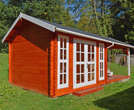 Drevený záhradný domček GRANADA – oranžový náter na trávniku