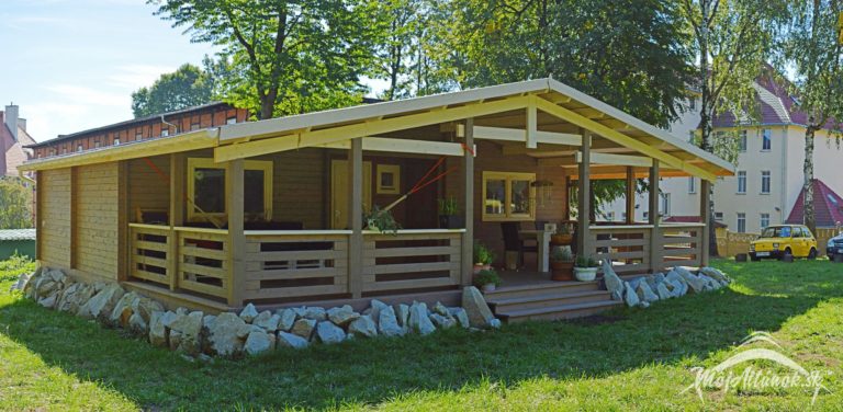 Drevený záhradný domček MADISON S TERASOU – rohový pohľad, svetlý odtieň dreva