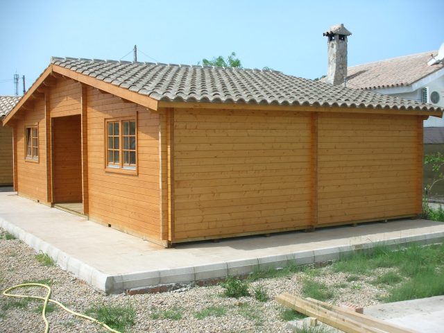 Drevený záhradný domček MADISON – exteriér so škridlovou strechou
