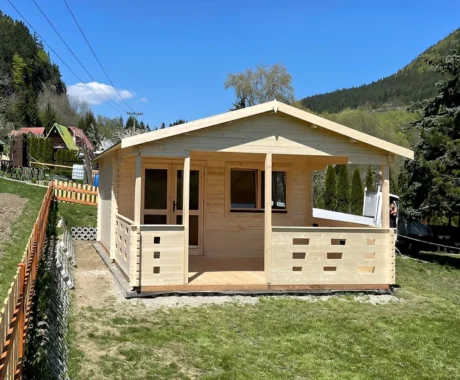Drevený záhradný domček MONACO – čelný pohľad pod horským svahom