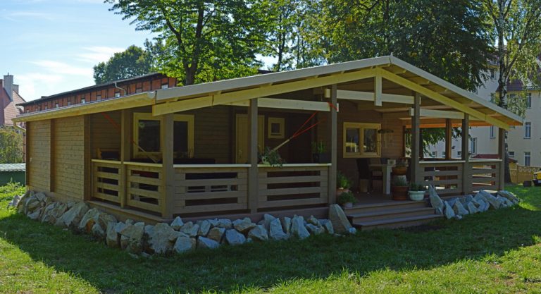 Drevený záhradný domček MADISON S TERASOU – rohový pohľad, hnedosivý náter