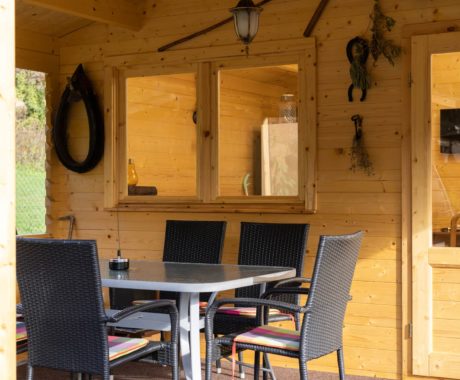 Drevený záhradný domček MONACO – detail posedenia pri okne terasy
