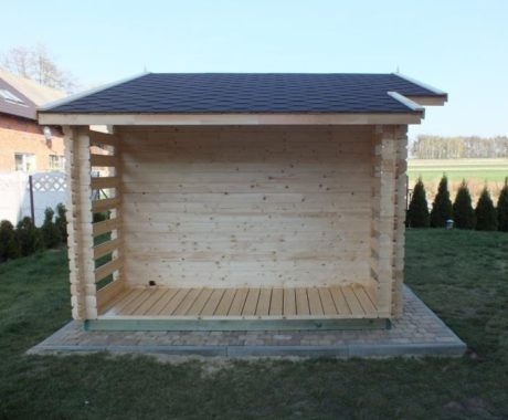 Drevený záhradný domček PULA – otvorený prístrešok na drevo pri tujach