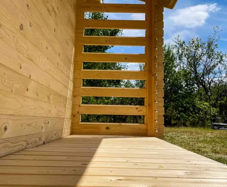 Drevený záhradný domček PULA – pohľad z terasy cez lamelovú stenu