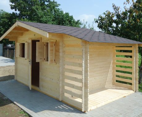 Drevený záhradný domček PULA – otvorené dvere a prázdny bočný prístrešok
