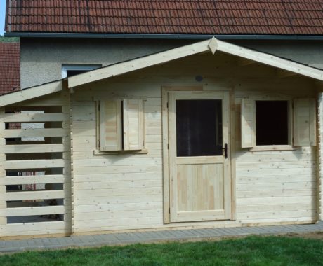 Drevený záhradný domček PULA – pri stene domu s otvorenými okenicami