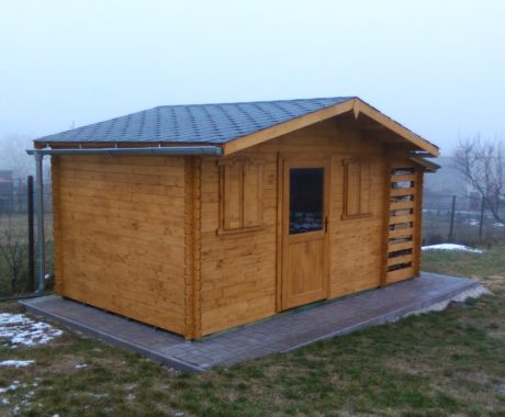 Drevený záhradný domček PULA – bočný pohľad so zvyškami snehu