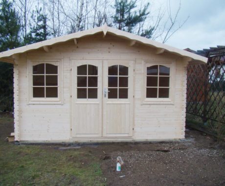 Drevený záhradný domček REUS – neošetrené drevo, čelný pohľad