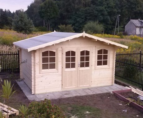 Drevený záhradný domček REUS – pohľad zhora na dlažbe