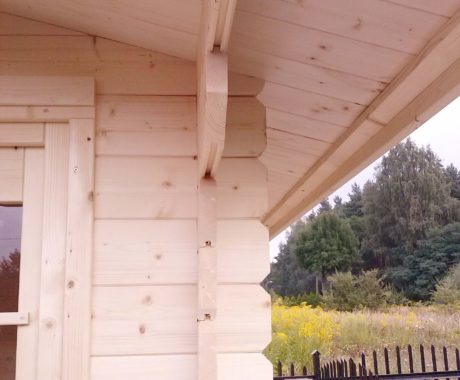 Drevený záhradný domček REUS II – detail presahu strechy pri rohu