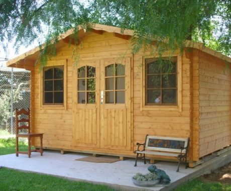 Drevený záhradný domček REUS – s lavicami pred vstupom
