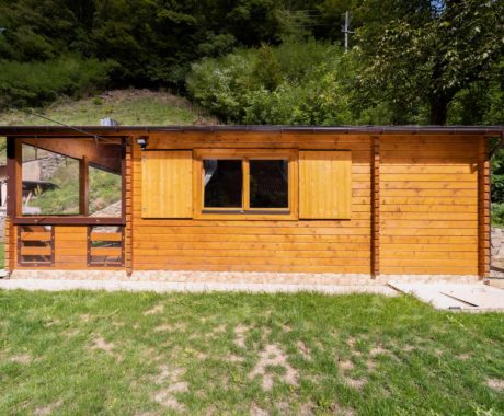 Drevený záhradný domček SANTIAGO – bočný pohľad so zatvorenými okenicami