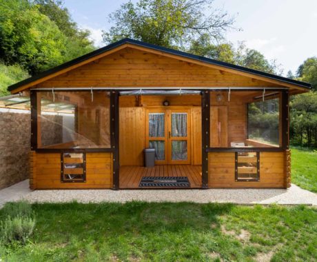 Drevený záhradný domček SANTIAGO – čelný pohľad s presklenou verandou