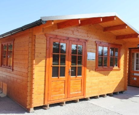 Drevený záhradný domček VALENCIA – medový náter, pohľad z rohu