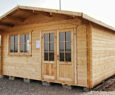 Drevený záhradný domček VALENCIA – prírodné drevo pri betónovom plote
