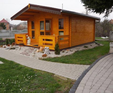 Drevený záhradný domček FENIX – medový náter s okrasnou štrkovou záhradkou