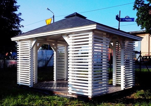 Drevený altánok MALIBU – rohový pohľad s kvetmi pri základni