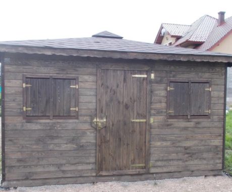 Drevený záhradný domček GERLACH – čelný pohľad v tmavom rustikálnom odtieni