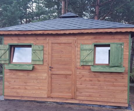 Drevený záhradný domček GERLACH – zelené okenice a truhlíky pod oknami