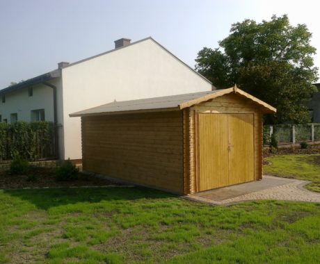 Drevená garáž ADRIANNA – pohľad zozadu pri rodinnom dome