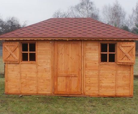 Drevený záhradný domček VIHORLAT – čelný pohľad na trávniku
