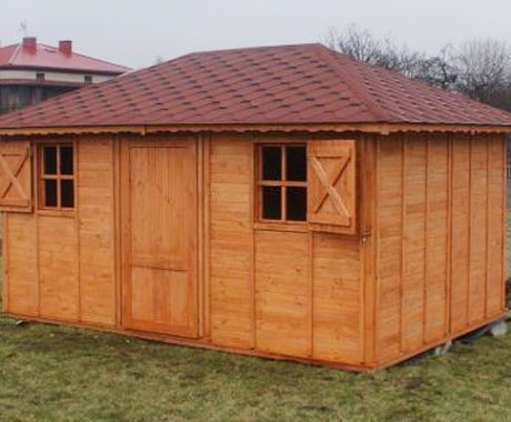 Drevený záhradný domček VIHORLAT – nárožný pohľad na trávniku