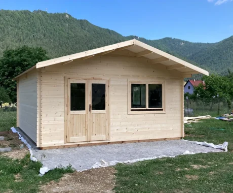 Drevený záhradný domček MILANO – čelný pohľad na horské pozadie