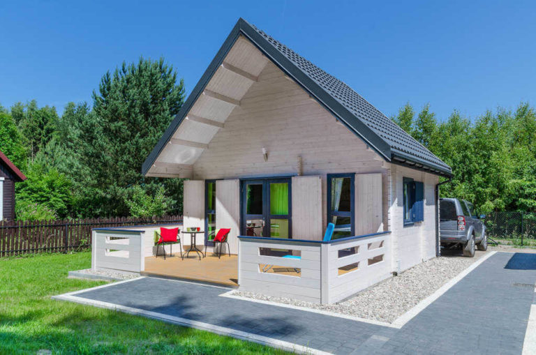 Drevený záhradný domček SANTIAGO IV – bočný pohľad s terasou a autom