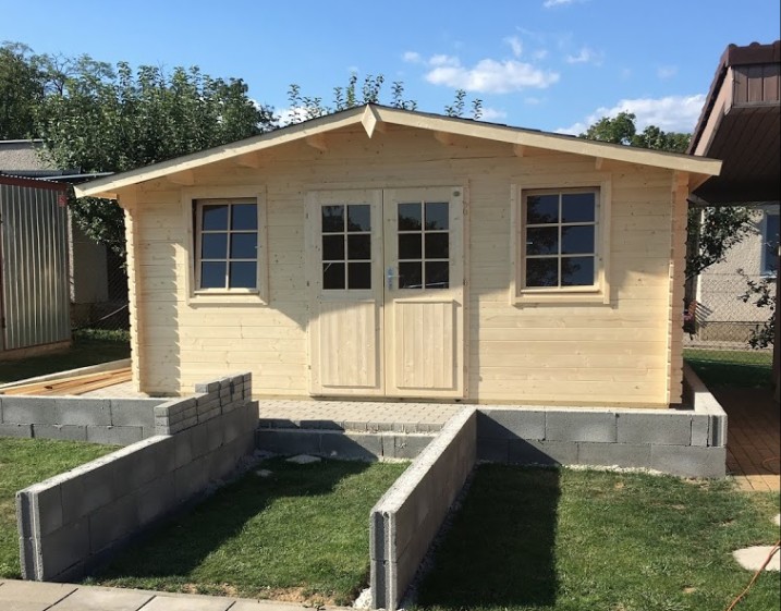 Drevený záhradný domček REUS II – čelný pohľad na betónovom základe