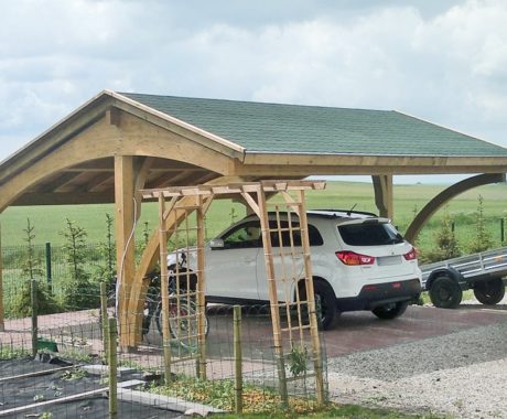Drevený prístrešok pre auto HAMAR II – zaparkované auto s prívesným vozíkom