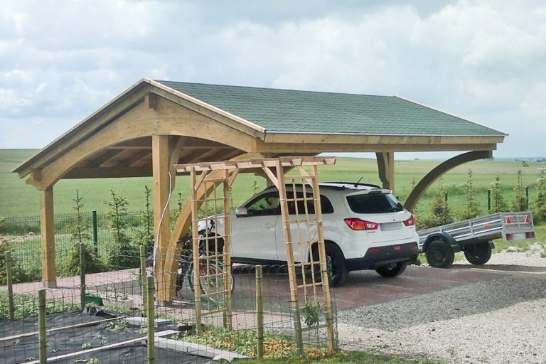 Drevený prístrešok pre auto HAMAR II – zaparkované auto s prívesným vozíkom