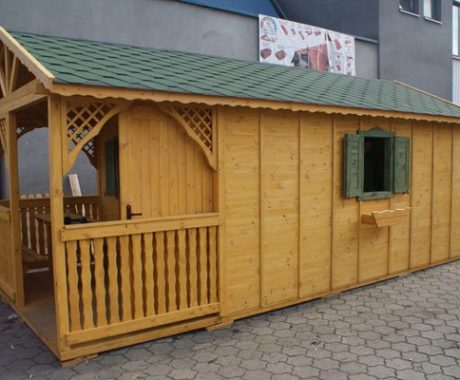 Drevený záhradný domček JAVOR – bočný pohľad so zelenou strechou na parkovisku