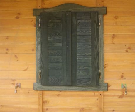 Drevený záhradný domček JAVOR – detail okna so zatvorenými okenicami