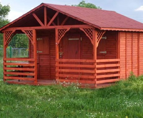 Drevený záhradný domček MAGURA – čelný pohľad s krytou terasou