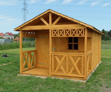 Drevený záhradný domček POĽANA – svetlé drevo na lúke